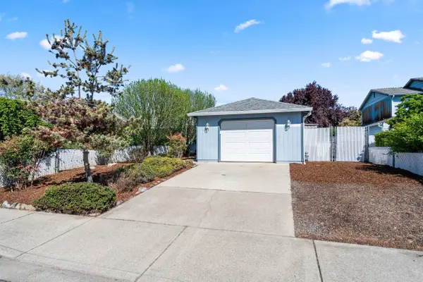 943 Hopkins RD, Central Point, OR 97502