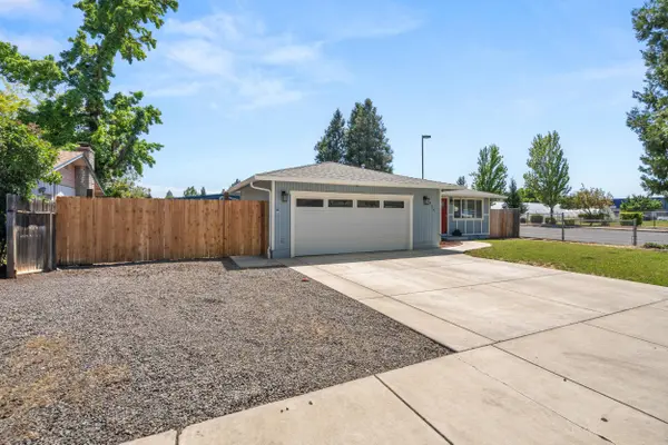 424 Archwood DR, Eagle Point, OR 97524