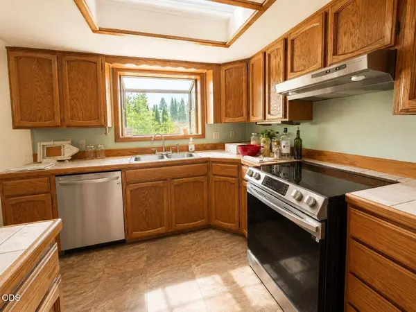 523 Golf View DR, Medford, OR 97504