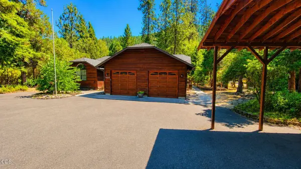 220 Osprey Glen LN, Grants Pass, OR 97526