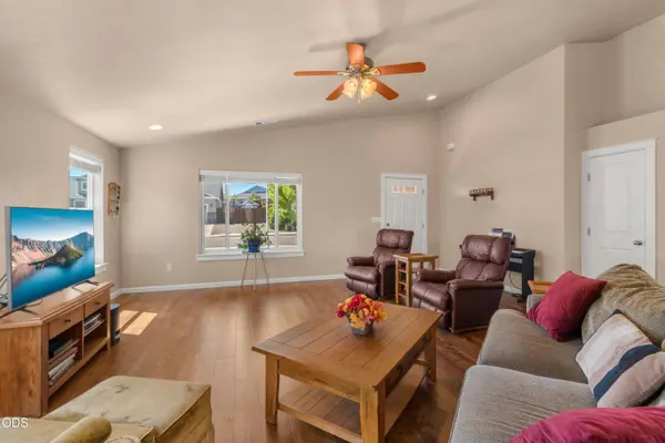 128 Cedric CT, Eagle Point, OR 97524