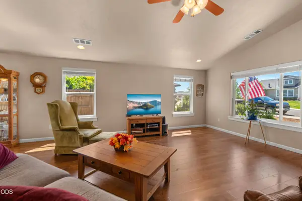 128 Cedric CT, Eagle Point, OR 97524