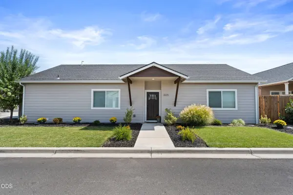 305 Moody LN, Medford, OR 97501