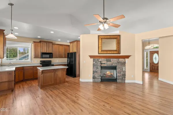 635 Cedarwood DR, Eagle Point, OR 97524