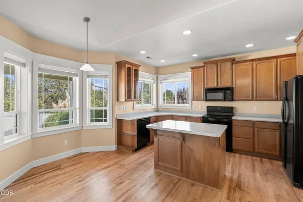 635 Cedarwood DR, Eagle Point, OR 97524