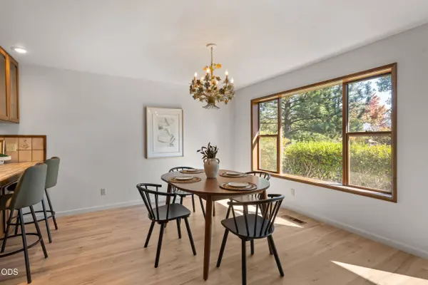 890 Twin Pines CIR, Ashland, OR 97520