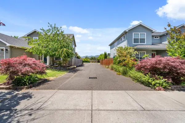 747 Spring Valley DR, Medford, OR 97501