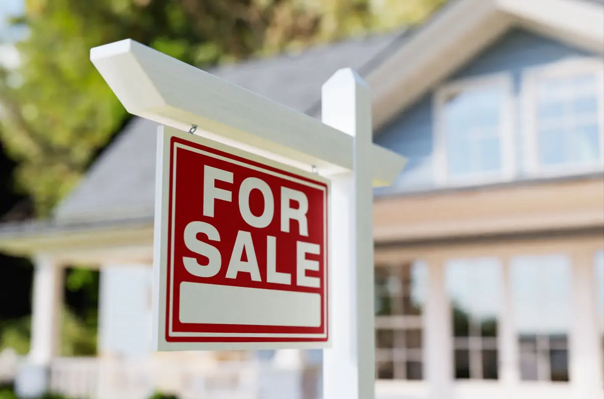 sale-real-estate-sign-front-house