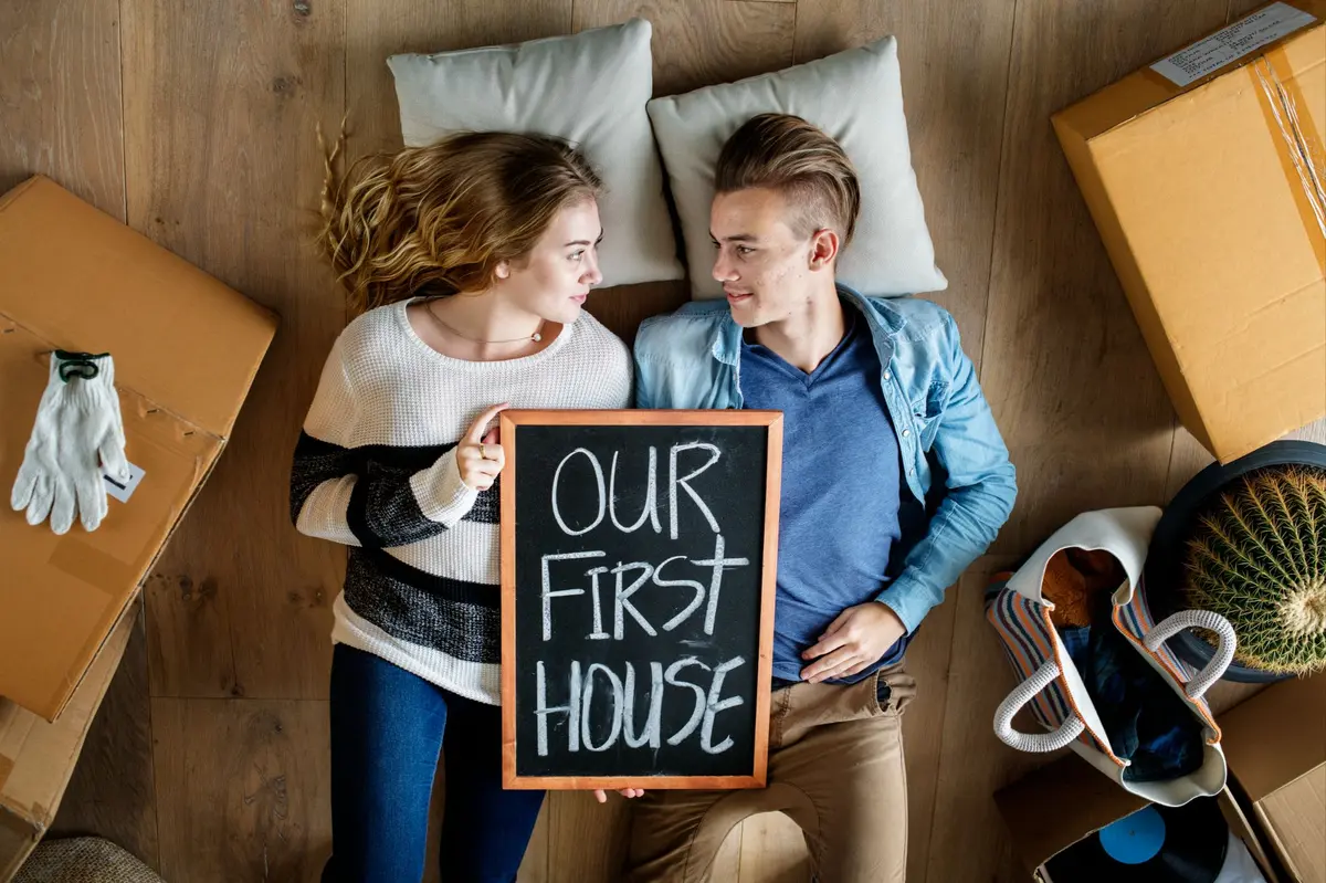 couple-moving-into-new-house