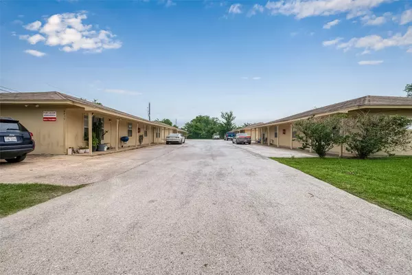 8430 Roundrock DR #8, Houston, TX 77049