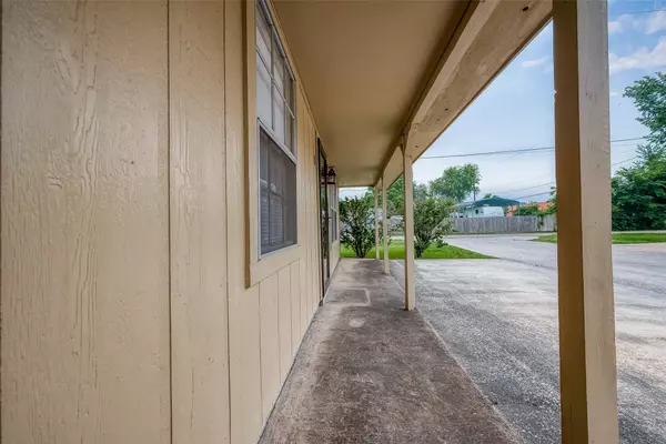 8430 Roundrock DR #8, Houston, TX 77049