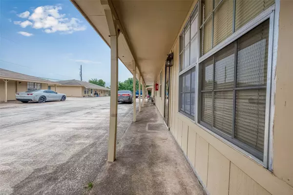 8430 Roundrock DR #8, Houston, TX 77049