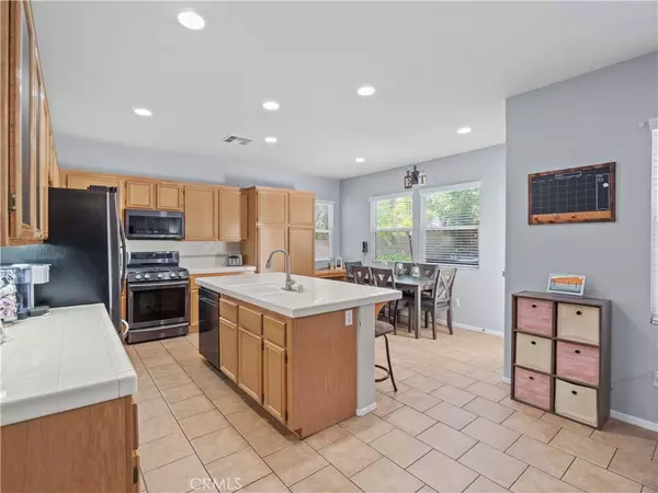28323 Roman CT, Saugus, CA 91350