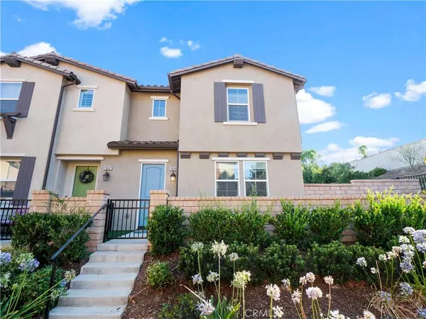 28645 Jardineras, Valencia, CA 91354