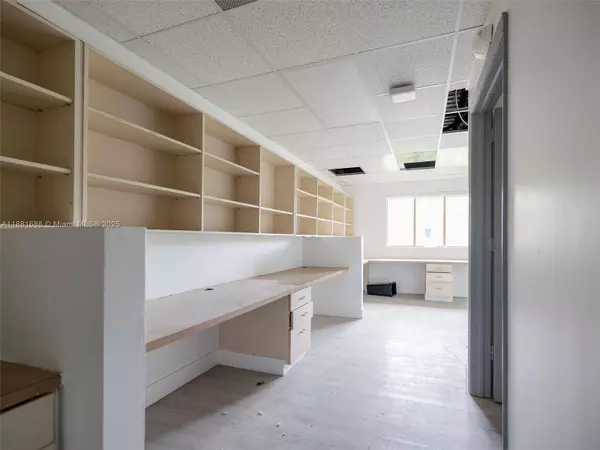 2665 Executive Park Dr, Weston, FL 33331