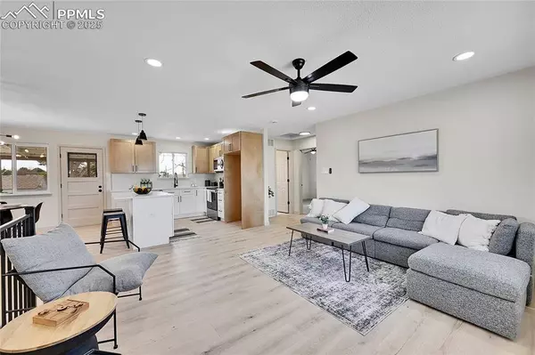 2103 Oakwood LN, Pueblo, CO 81005