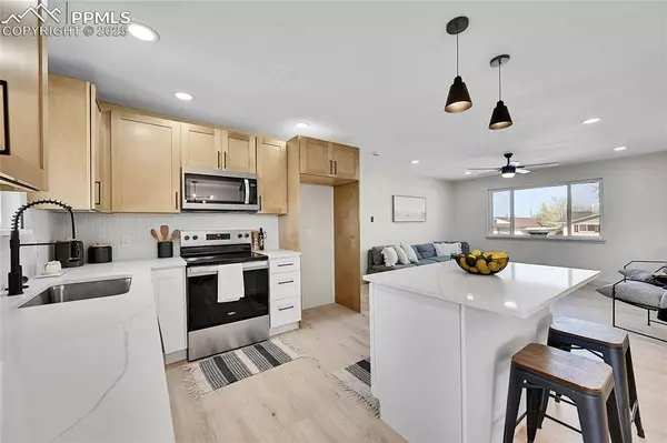 2103 Oakwood LN, Pueblo, CO 81005