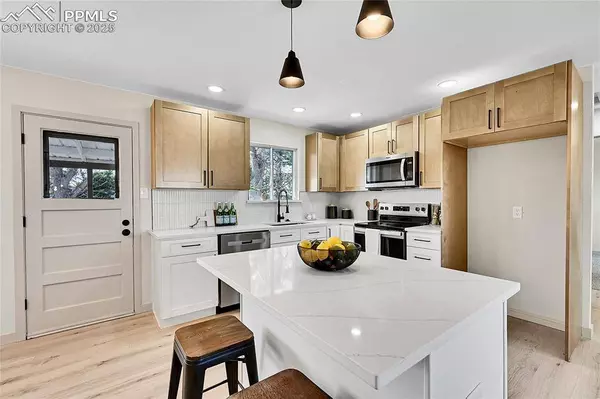 2103 Oakwood LN, Pueblo, CO 81005