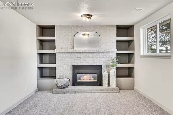 2103 Oakwood LN, Pueblo, CO 81005