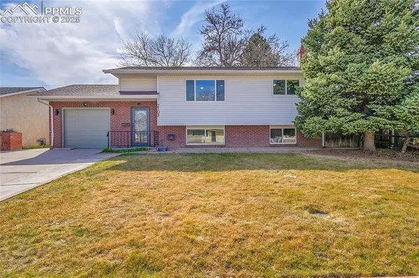 2103 Oakwood LN, Pueblo, CO 81005