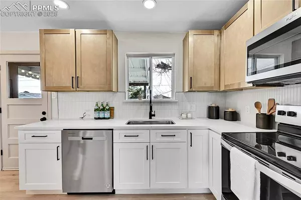 2103 Oakwood LN, Pueblo, CO 81005