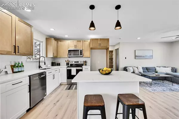 2103 Oakwood LN, Pueblo, CO 81005