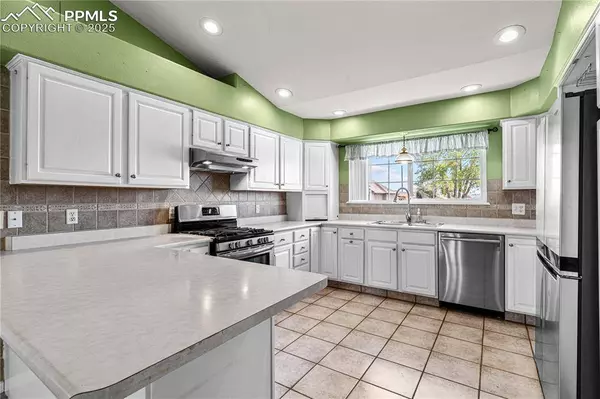 465 W Palmer Lake DR, Pueblo, CO 81007