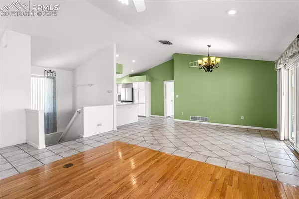 465 W Palmer Lake DR, Pueblo, CO 81007