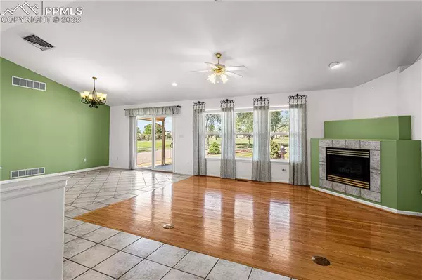 465 W Palmer Lake DR, Pueblo, CO 81007