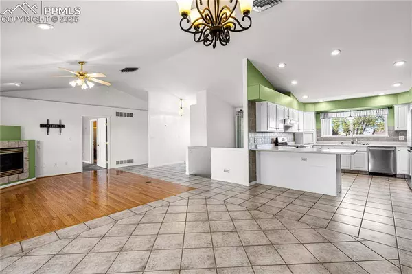 465 W Palmer Lake DR, Pueblo, CO 81007