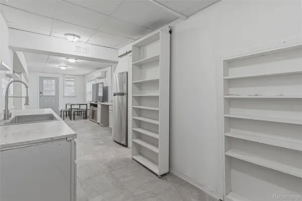 2033 Eberly RD, Flint, MI 48532