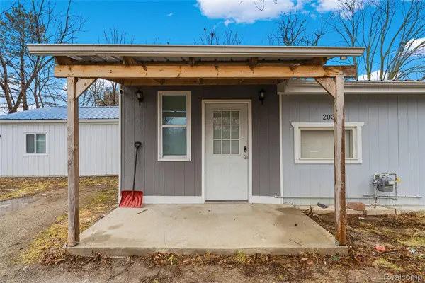 2033 Eberly RD, Flint, MI 48532