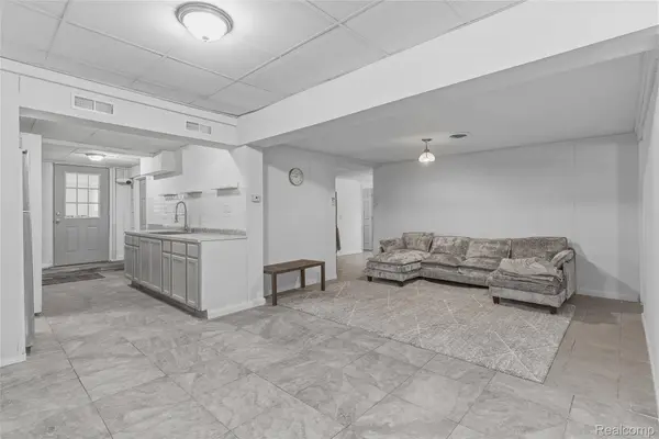 2033 Eberly RD, Flint, MI 48532