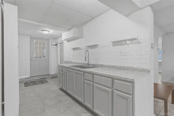 2033 Eberly RD, Flint, MI 48532