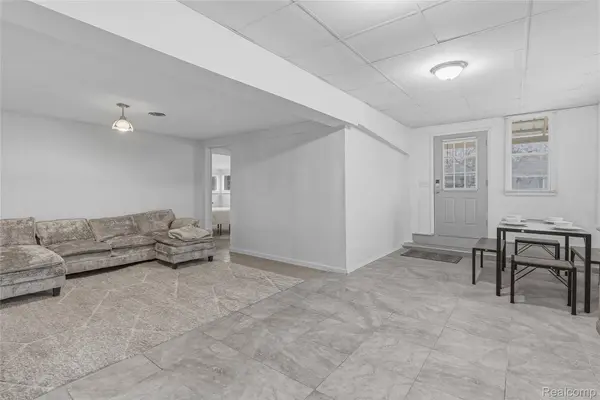 2033 Eberly RD, Flint, MI 48532