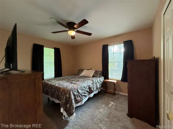 6509 Silver Lake RD, Fenton Charter Township, MI 48451
