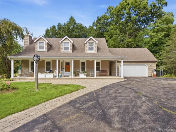 6501 Manchester DR, White Lake Charter Township, MI 48383