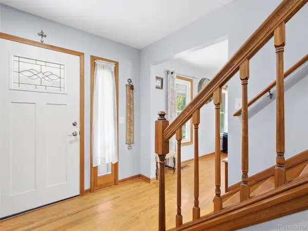 6501 Manchester DR, White Lake Charter Township, MI 48383