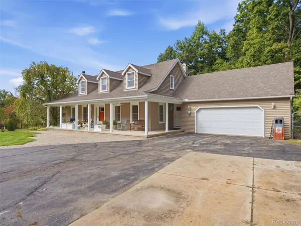 6501 Manchester DR, White Lake Charter Township, MI 48383