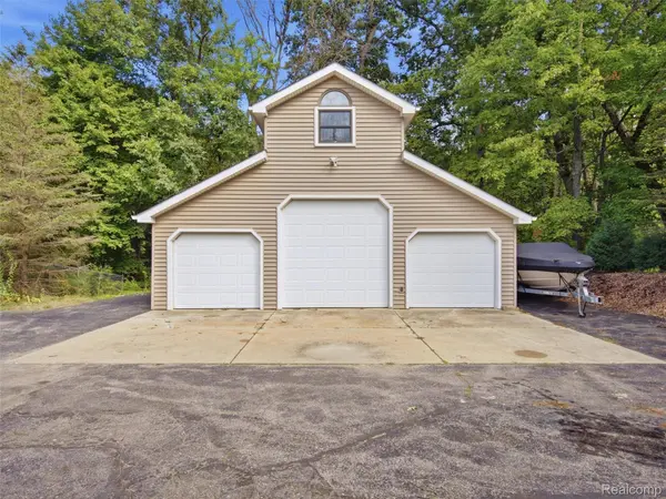 6501 Manchester DR, White Lake Charter Township, MI 48383