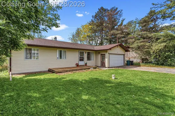 233 Peninsula Lake DR, Highland Charter Township, MI 48357