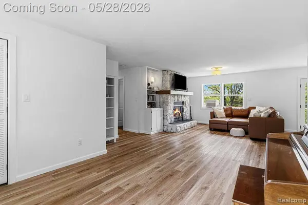 233 Peninsula Lake DR, Highland Charter Township, MI 48357