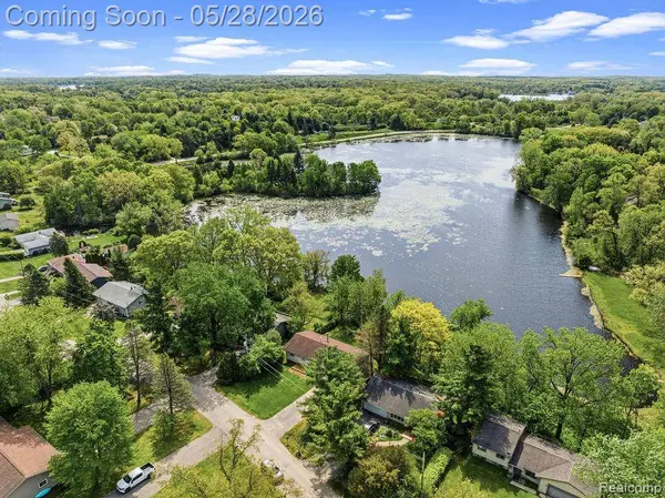 233 Peninsula Lake DR, Highland Charter Township, MI 48357
