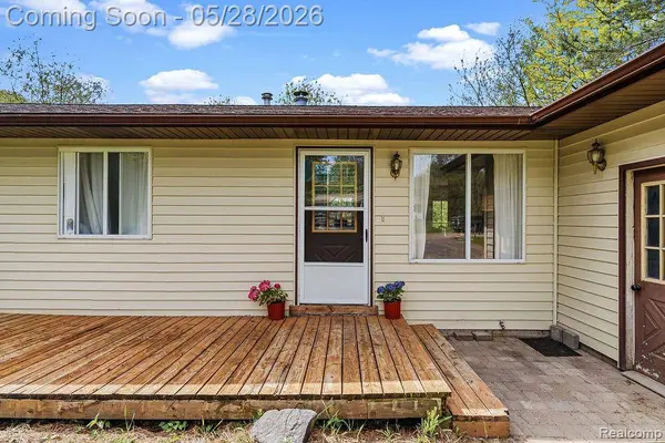 233 Peninsula Lake DR, Highland Charter Township, MI 48357