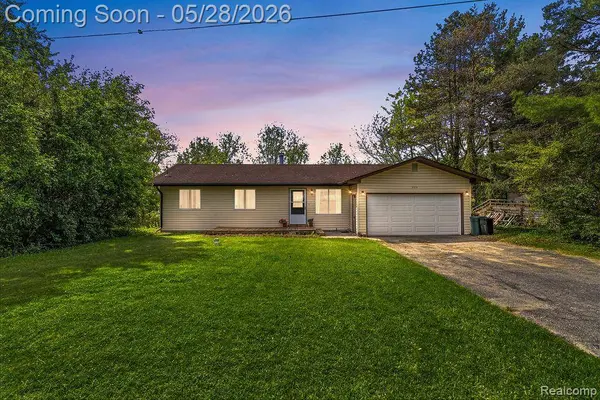 233 Peninsula Lake DR, Highland Charter Township, MI 48357