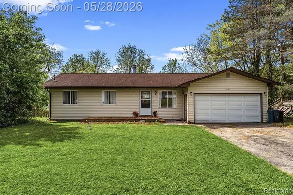 233 Peninsula Lake DR, Highland Charter Township, MI 48357