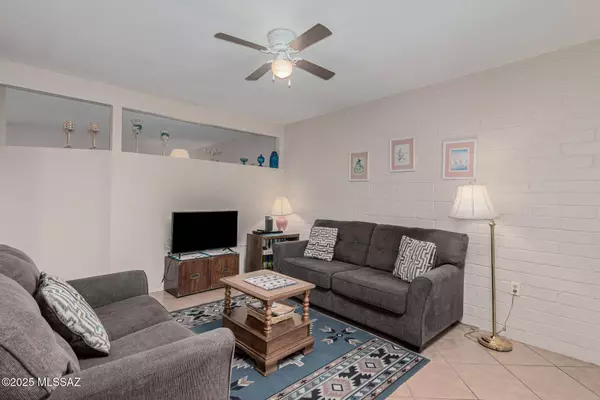 1044 S Calle De La Temporada, Green Valley, AZ 85614