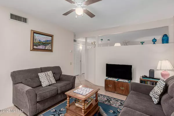 1044 S Calle De La Temporada, Green Valley, AZ 85614