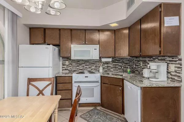 1044 S Calle De La Temporada, Green Valley, AZ 85614