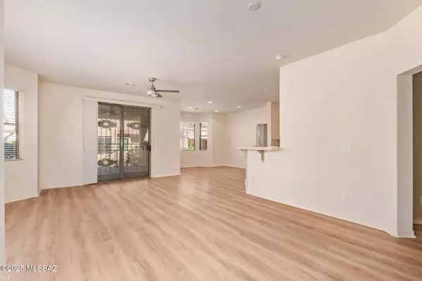 496 W Knotwood Street, Green Valley, AZ 85614